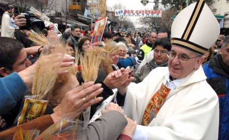 Card. Bergoglio tra la folla in Argentina Card. Bergoglio tra la folla in Argentina